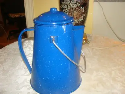 Capacité 8 tasses, les dimensions sont: 7 1/2 pouces hauteur x 4 pouces diam. ouverture en haut x 6...