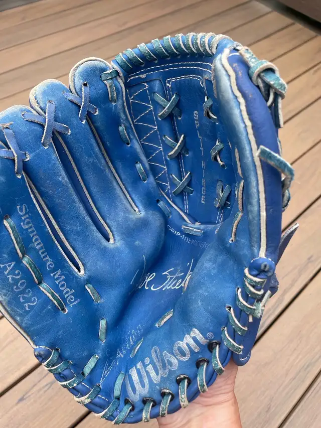 Vintage Wilson A2922 Dave Stieb Signature Baseball Glove – LH in Baseball & Softball in Oakville / Halton Region - Image 2