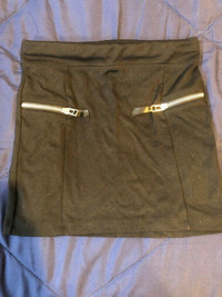 'H&M' Girl's Black Skirt with Zipper Pockets (Size 10-12A)