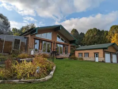 4-5 month rental. Private home on 5 acres minutes to Tremblant and Mont Blanc. Modern open concept d...