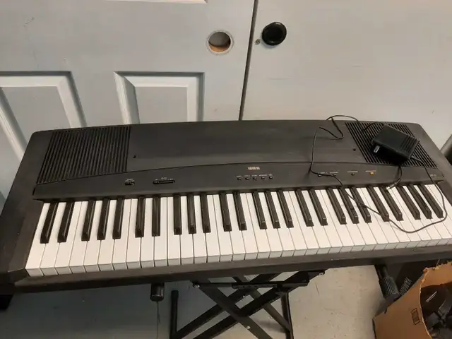 Yamaha YPP-45 Keyboard with power supply in Pianos & Keyboards in City of Montréal - Image 2