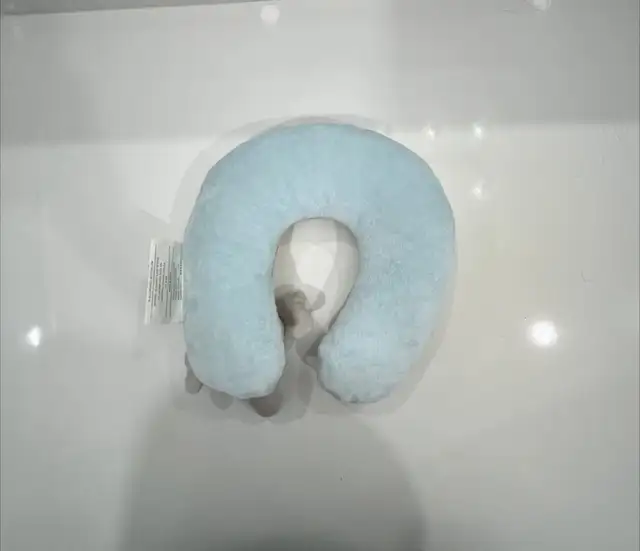 neck pillow in Other in Vancouver - Image 3