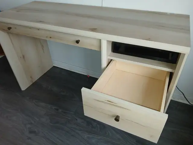 Grand bureau d'ordinateur en bois in Desks in Longueuil / South Shore - Image 5