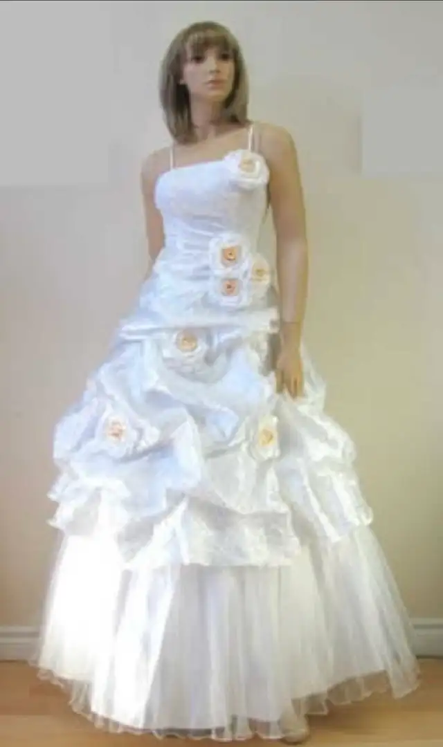 #3403 Size 8 Brand New Wedding Dress w/ Floral Ornaments in Wedding in Hamilton - Image 2
