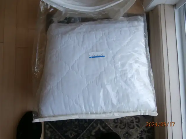 Housse pour matelas lit double in Beds & Mattresses in Longueuil / South Shore - Image 2
