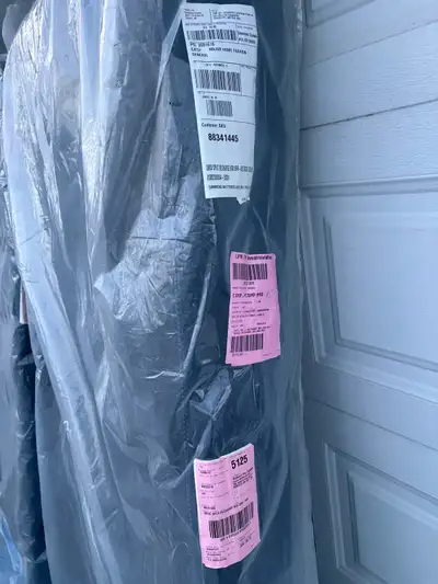 Split queen box springs new never used. Price Includes Front Door Delivery In Ottawa/Gatineau (Front...