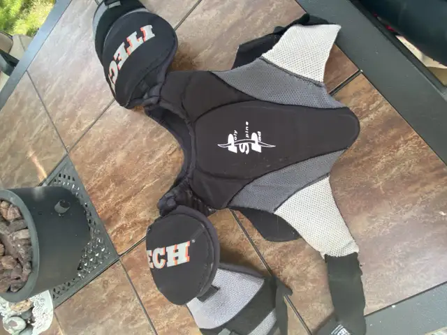 Youth hockey equipment in Hockey in Edmonton - Image 7