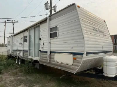 2004 38 foot Dutchman camper Please contact Gord 306-361-1106 Located in Saskatoon for viewing
