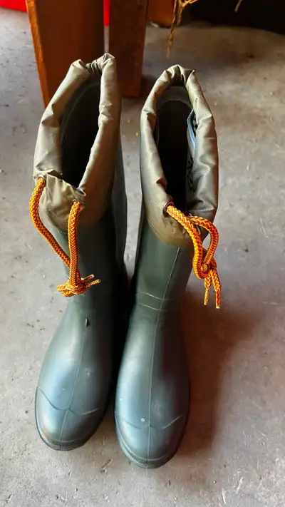 Men’s Rubber boots size 9, View more