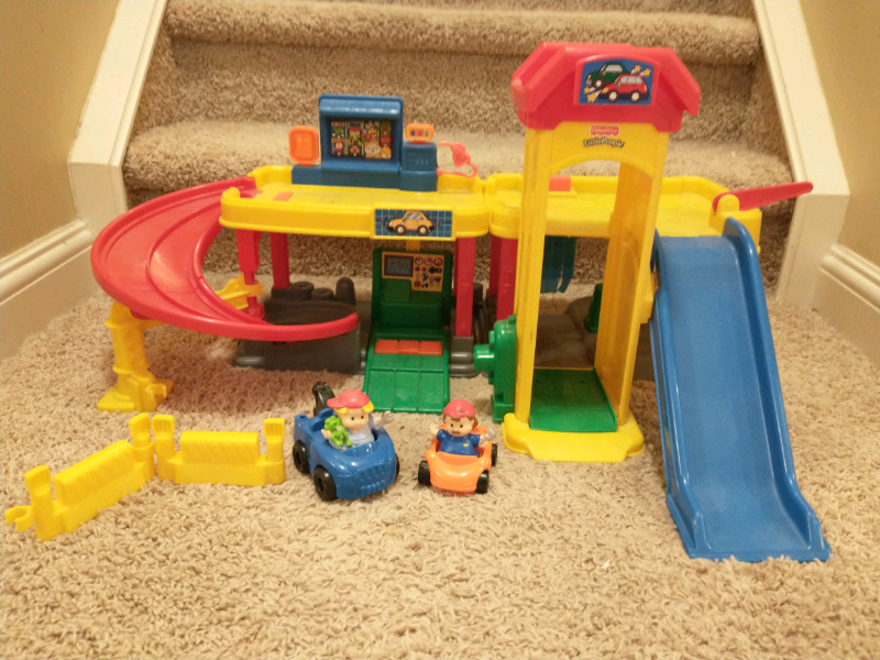Fisher Price Little People Ramps Around Garage Playset Toys & Games