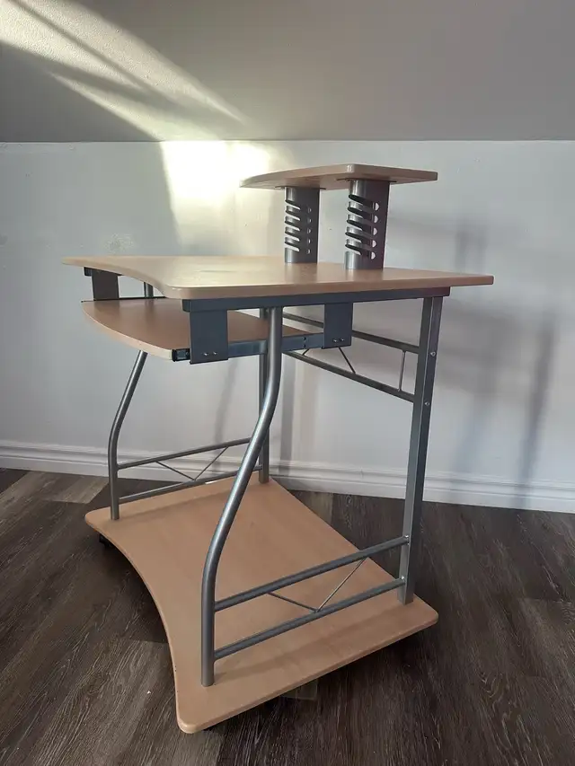 Computer Desk in Desks in Ottawa - Image 3