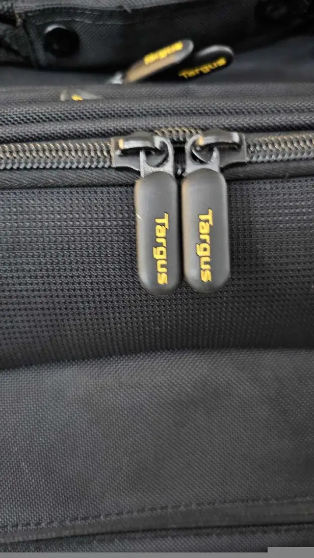 Targus 18" Rolling Laptop Case in Laptop Accessories in Oakville / Halton Region - Image 4