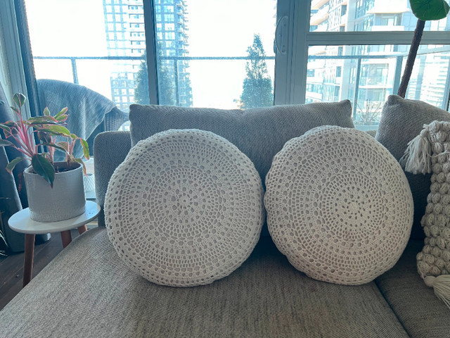 Assorted white cushions/ but all $20 or $5 per cushion in Home Décor & Accents in City of Toronto - Image 3