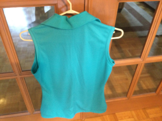 Chandail de golf Nike Dri-Fit small turquoise comme NEUF dans Femmes - Hauts et vêtements d'extérieur  à Laval/Rive Nord - Image 2