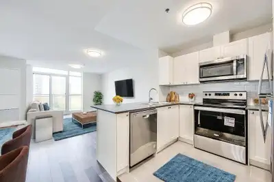 1000$ move in bonus. Newly renovated condo- 1 bed 1 bath available in Suite (move - in ready) Move i...