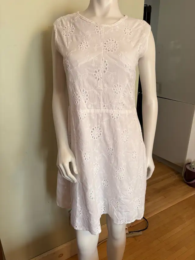 White Eyelet Cotton Dress | Size L | Summer Shift Sundress in Women's - Dresses & Skirts in Kitchener / Waterloo - Image 2