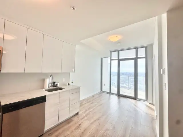 BEAUTIFUL 1-BEDROOM   DEN APARTMENT WITH STUNNING CITY VIEWS