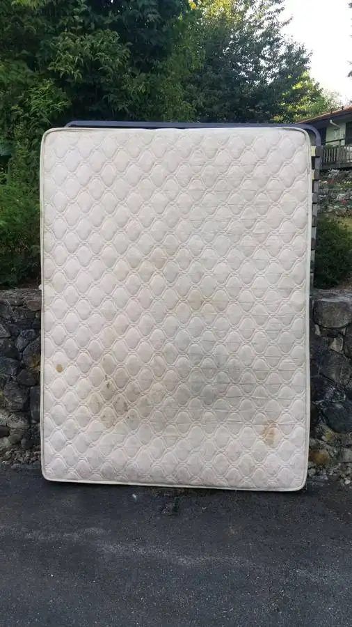 REDUCED 6 Piece Queen Size Bed Package FREE!!! in Beds & Mattresses in Delta/Surrey/Langley - Image 6