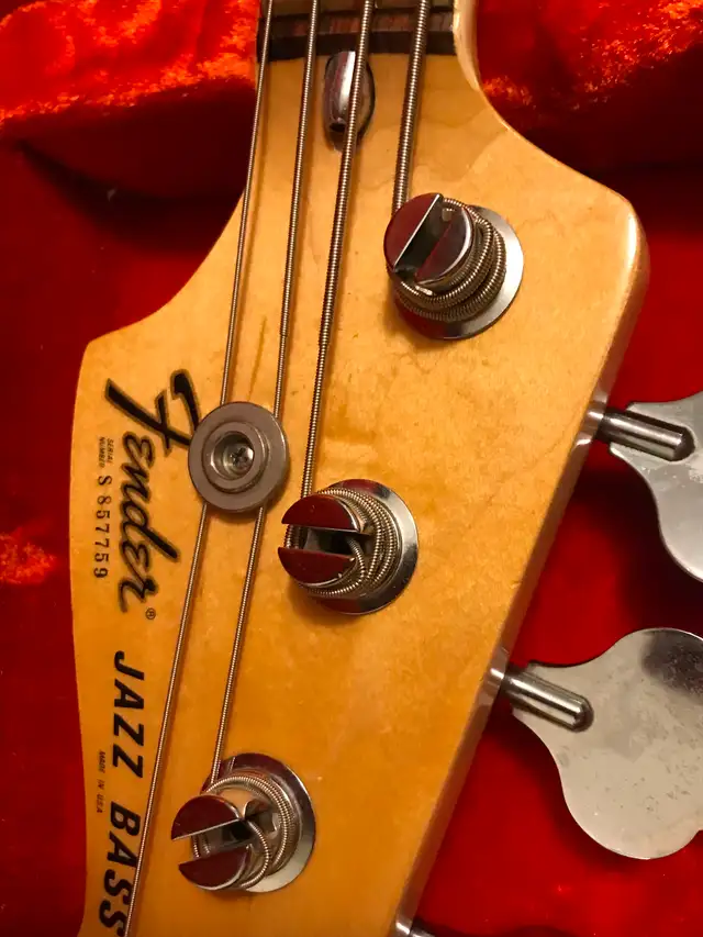 Vintage late 70’s Fender Jazz Bass in Guitars in Edmonton - Image 8