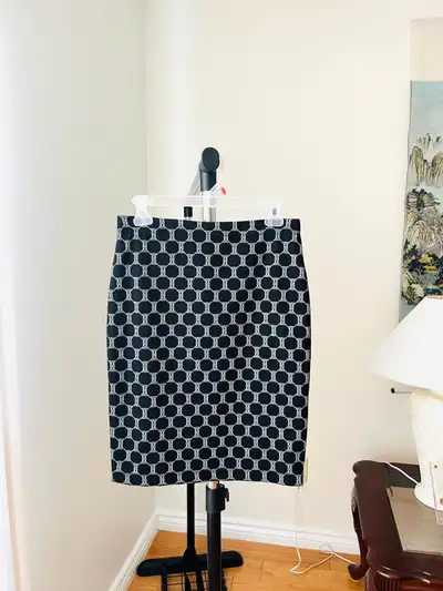 Beautiful woman’s pancil skirt, comfortable for job and daily wear. Fully lining. Size: XS. Length:...