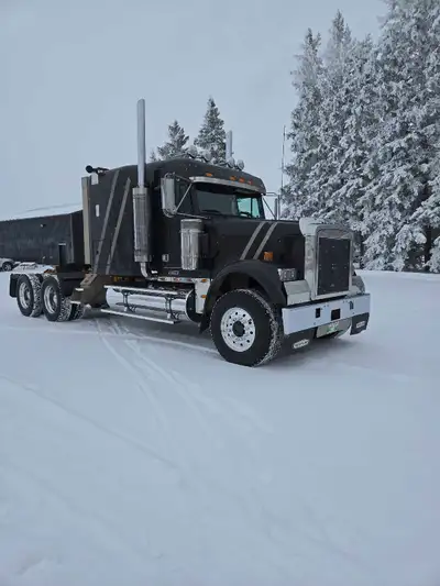 2006 Freightliner Classic. 550hp Cat C15, 1.18 km's, 24,908 hours, 14,600 front, 46 rears, 4 way loc...