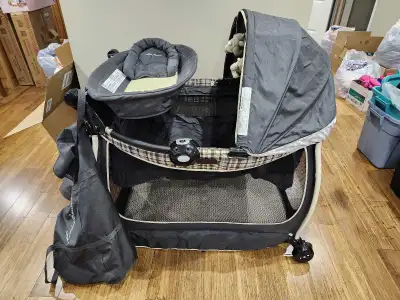 Comes with mobile, bassinet and carrying bag. In good condition.