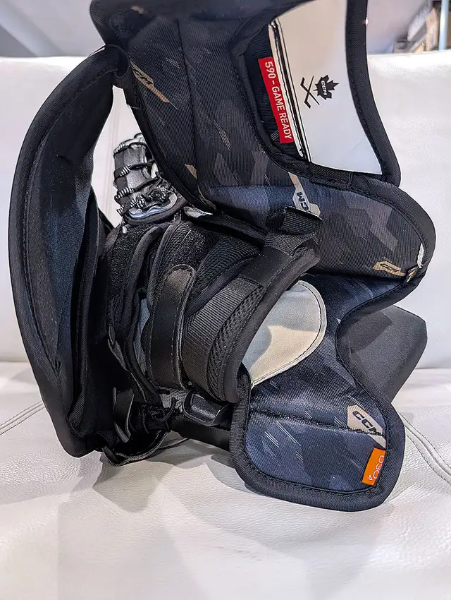 CCM Axis 2 590 Senior Pro Goalie Catcher in Hockey in City of Toronto - Image 5