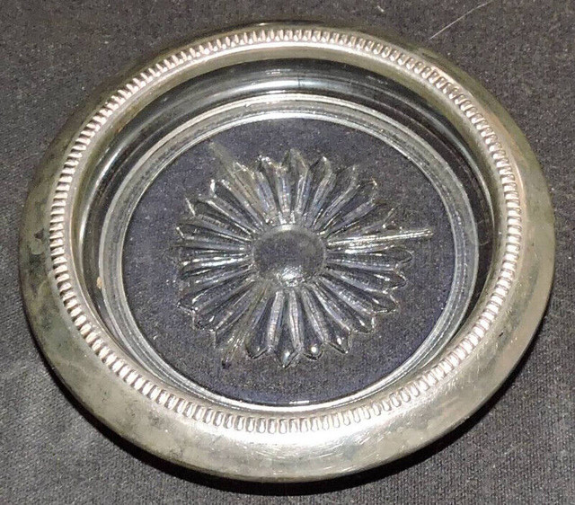Vintage, (1980's), Crystal Ashtray With Silver Plate Rim in Arts & Collectibles in Ottawa - Image 3