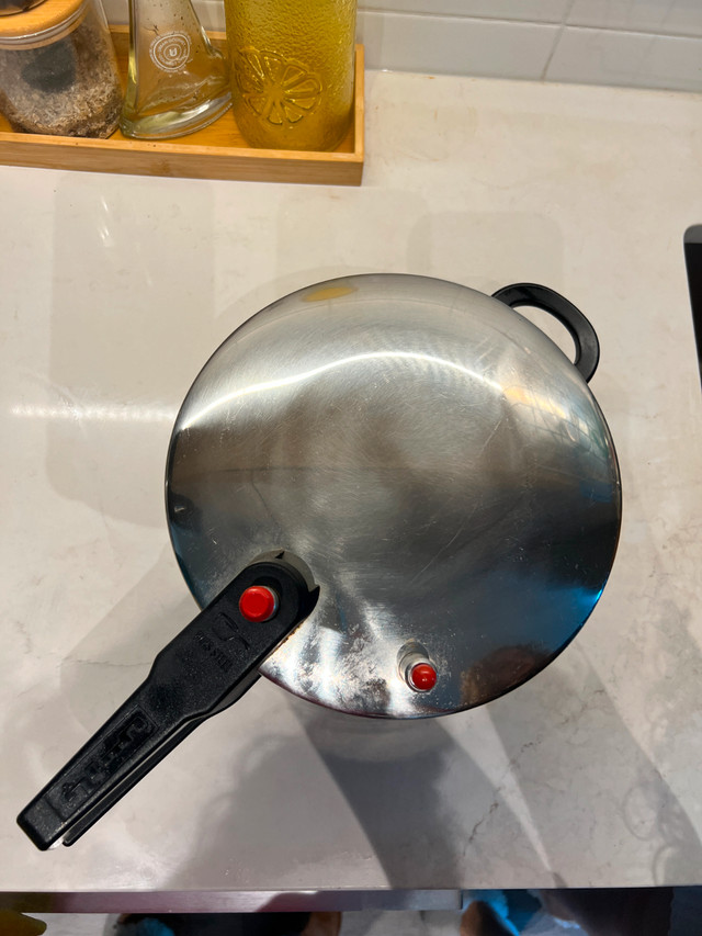 Pressure cooker in Microwaves & Cookers in Edmonton