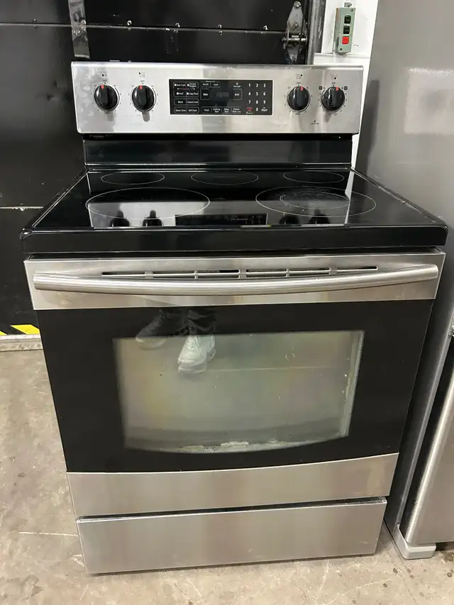 Frigidaire and stove perfect condition very clean all functional in Stoves, Ovens & Ranges in City of Montréal - Image 4