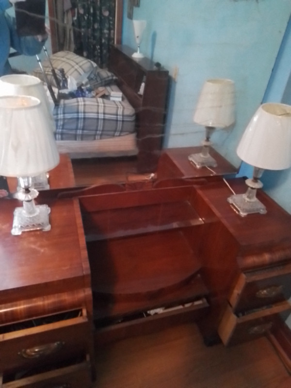 COMPLETE ANTIQUE BEDROOM SET in Dressers & Wardrobes in St. Catharines - Image 4