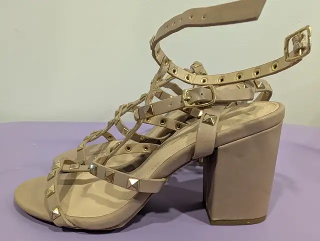 Lulu's tan strappy heel with gold accents in Women's - Shoes in Oshawa / Durham Region - Image 2