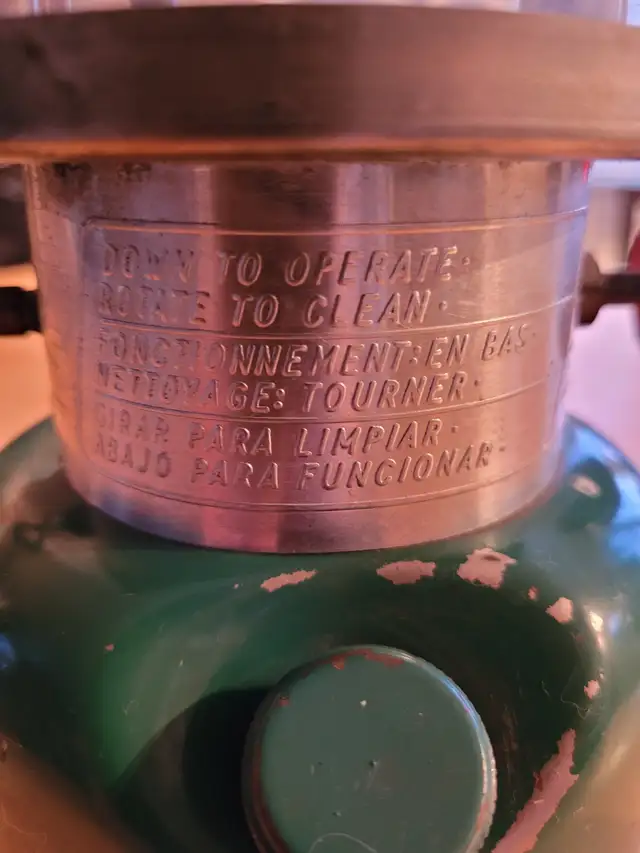 LANTERNE CLASSIQUE À NAPHTE / COLEMAN / 1971'S in Arts & Collectibles in Laurentides - Image 9