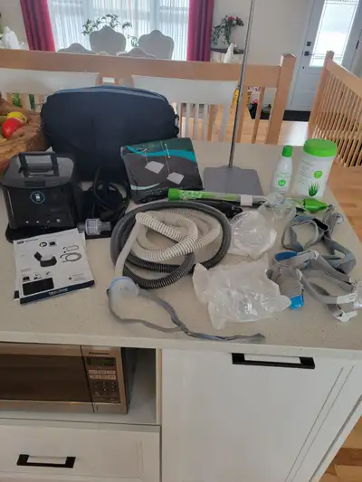 Appareil comme neuve,utilisé environ un an et demi....avec sac de transport,protège bureau,support p...