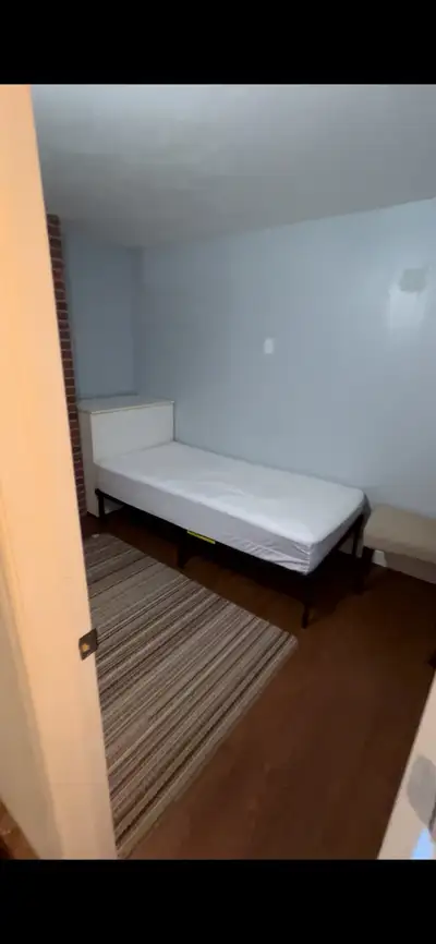 1 room available in 2 bedroom apartment, very clean , 1 person each room, good for UPEI Students