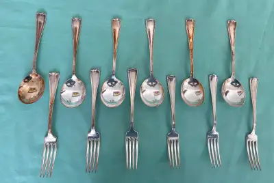 VINTAGE FLATWARE ..1847 ROGERS BROS. TRIPLE PLATE "CROMWELL" SPOONS & FORKS English also spoken, p.m...