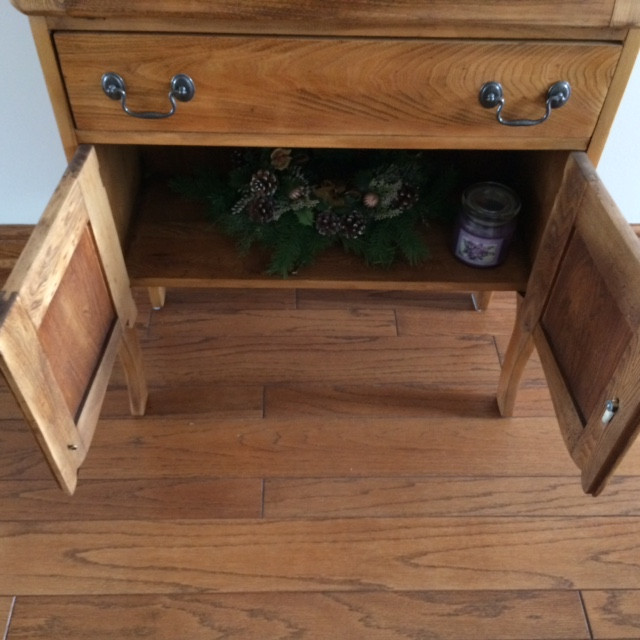 Antique drop leaf oak cabinet in Hutches & Display Cabinets in Oshawa / Durham Region - Image 3