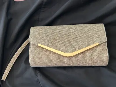 Beautiful evening clutch purse perfect for prom, wedding or any other special occasion. It has a sna...