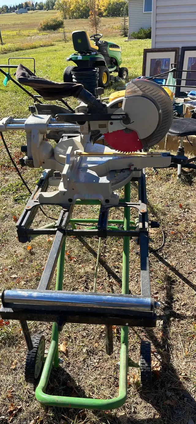 Dewalt sliding compound miter saw with folding stand in Power Tools in Calgary - Image 4