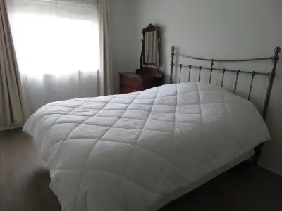 -Full/Queen size 3M Thinsulate down alternative duvet/comforter -Measures 90" x 90" -Used for 10 mon...