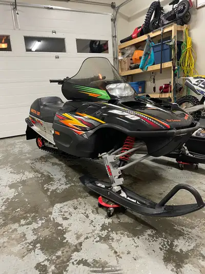 Awesome condition Runs and drives good 1224 miles Hand and Thumb Warmers Tow hitch Has electric star...