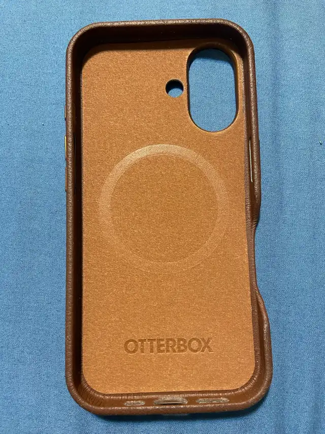 iPhone 16 case Leather OtterBox Symmetry, screen protectors in Cell Phone Accessories in Kingston - Image 2