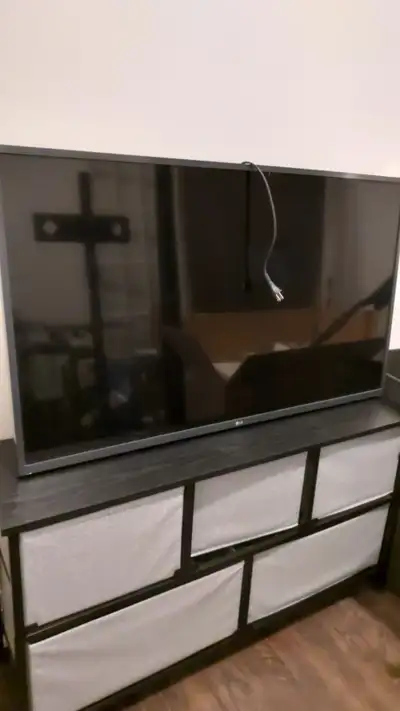 LG 43'' TV - Broken Screen - Parts only - 43UP7560AUD, View more