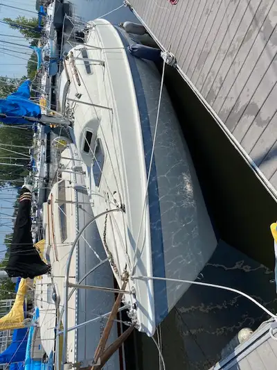 Voiler Tanzer 1981 actuellement à l'eau à la marina d'Aylmer. Équipé d'un ber en acier Prix demandé...