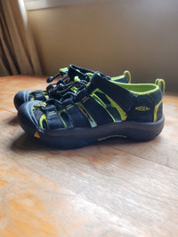 Keen Boys shoes size  1 US