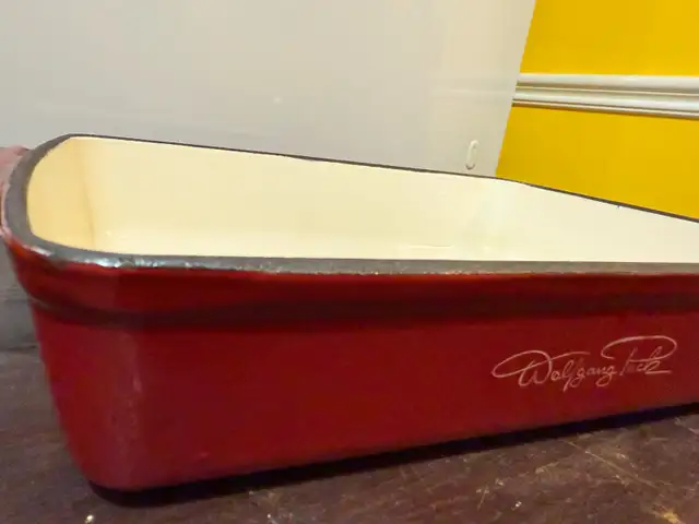 EUC Wolfgang Puck Red Enameled Cast Iron Lasagna Casserole Pan in Kitchen & Dining Wares in Oshawa / Durham Region - Image 8