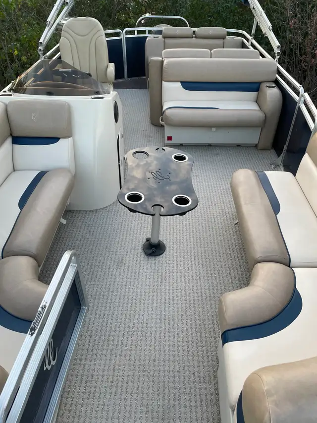 Pontoon for sale in Powerboats & Motorboats in Regina - Image 4