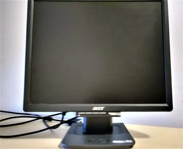 Acer LCD Monitor 17 Inches (MINT) in Monitors in West Island - Image 2