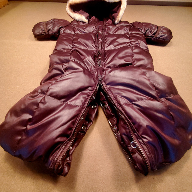 Baby Gap NB-3mnth featherdown puffer 2in1 Snowsuit/bunting bag in Clothing - 0-3 Months in Saskatoon - Image 4