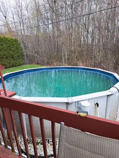 Piscine hors terre 18 pieds de 12 ans en bon état. Toile a été changée au printemps 2024. Pompe neuv...